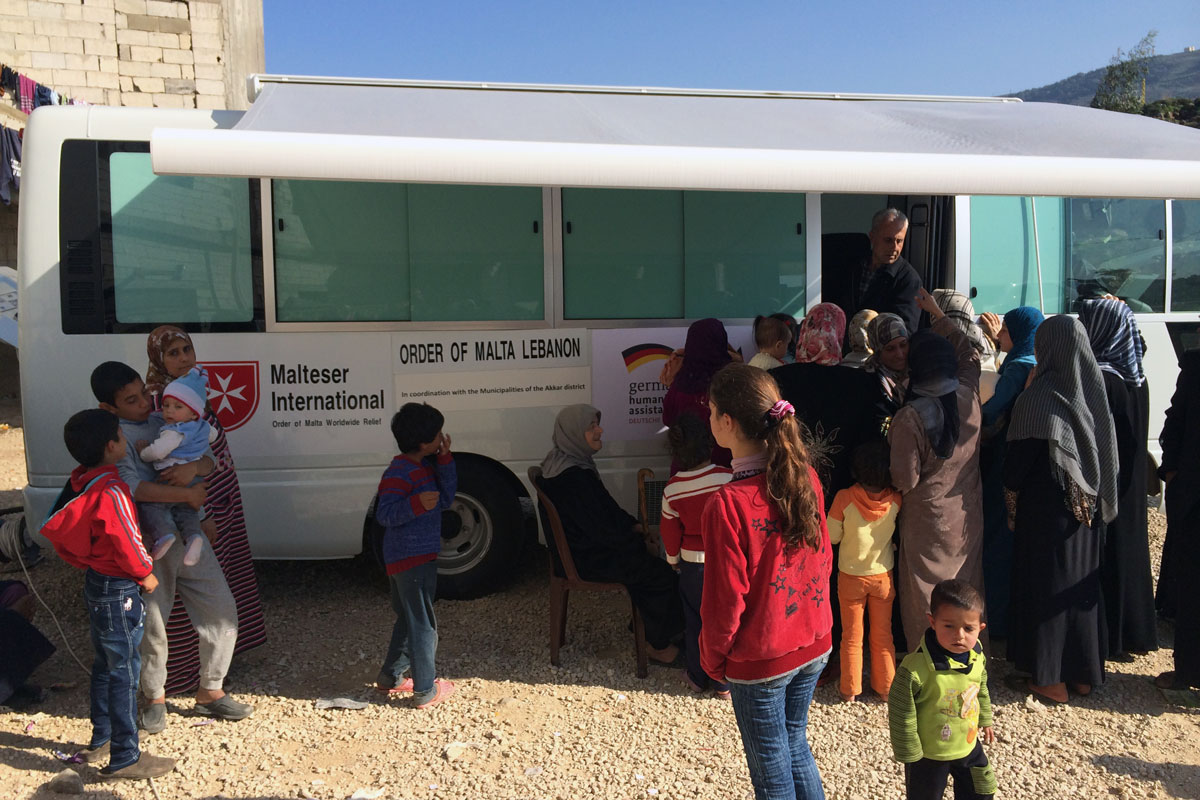 Syrische Flüchtlinge stellen sich vor mobile Klinik im Libanon an 