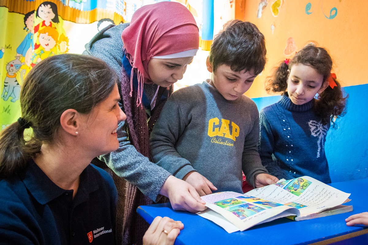 Syrische Flüchtlinge mit Lehrerin in der Türkei