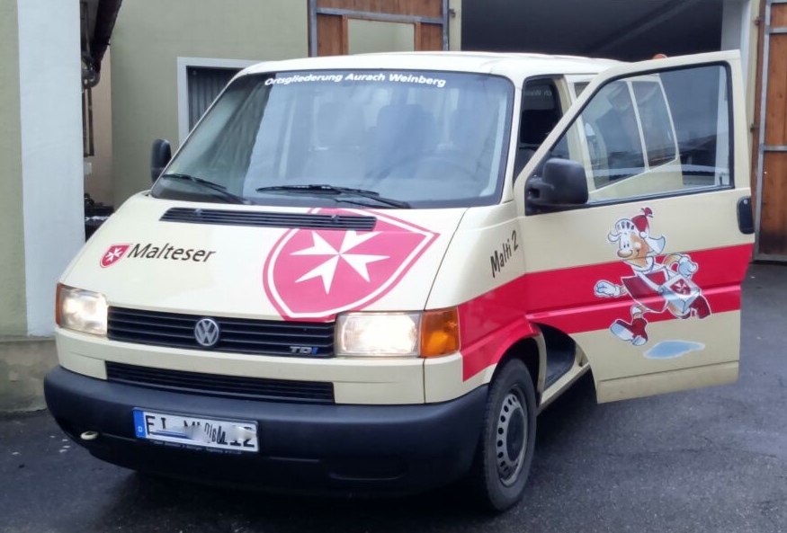 Fahrzeug der Malteser in Aurach.
