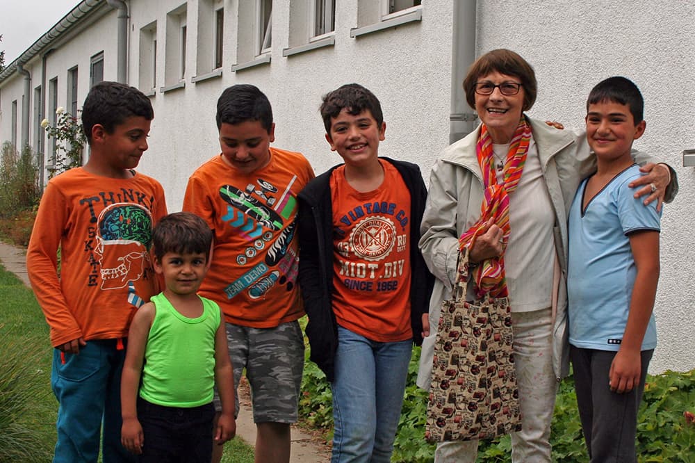 Die ehrenamtlich aktive Malteserin Laura Staadecker mit fünf Flüchtlingskindern unter 14 Jahren.