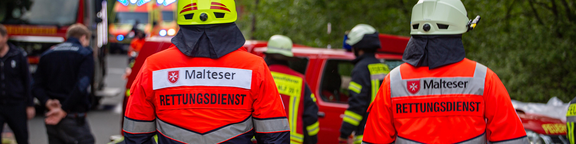 Malteser Helfer gemeinsam mit Feuerwehr und THW an einem Unfallort