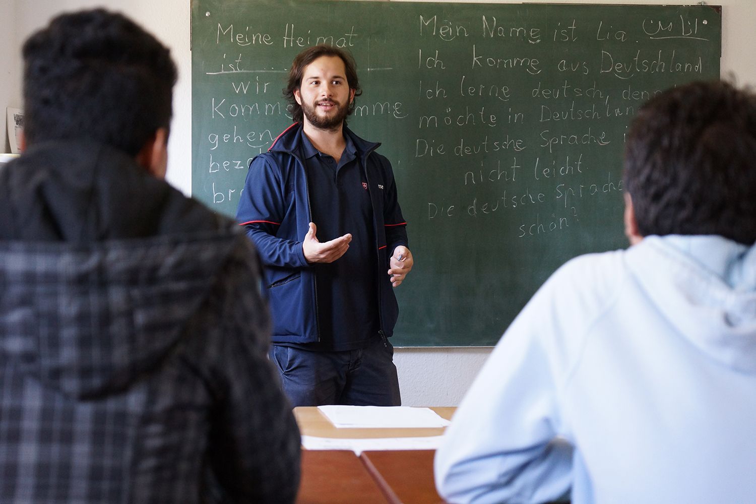 Malteser Mitarbeiter beim Deutschunterricht für Flüchtlinge