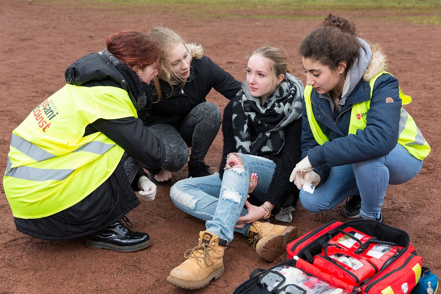 Verletzte Schülerin mit Malteser Schulsanitätern