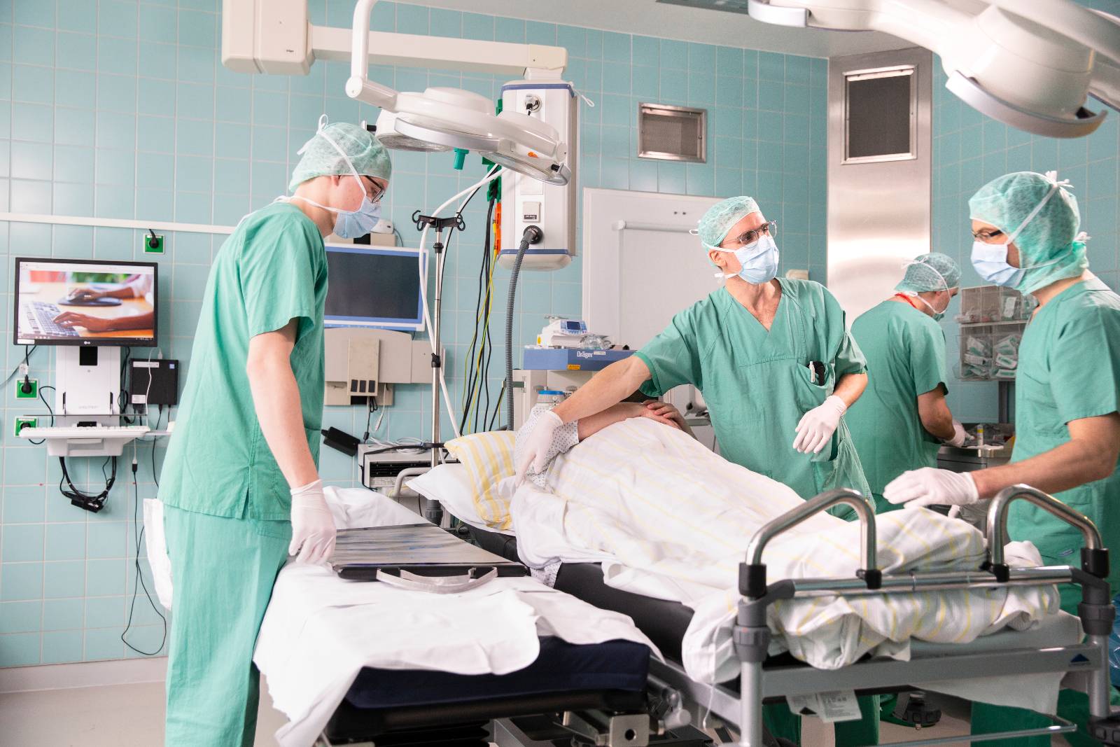 Pfleger der Malteser im OP in einem Krankenhaus