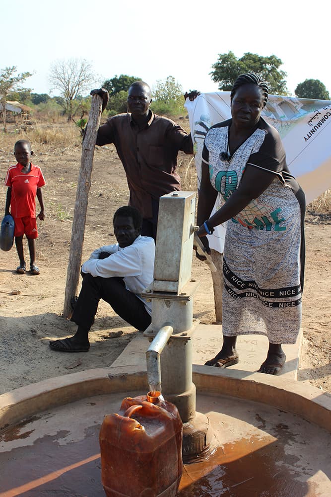 Bewohner am Dorfbrunnen im Südsudan