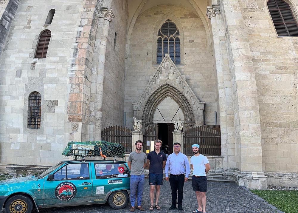 In Rumänien angekommen besuchten Brenninkmeyer, Hohenzollern und Khevenhüller das Kloster, in welchem jährlich das Rumänienprojekt der Gemeinschaft junger Malteser stattfindet. 