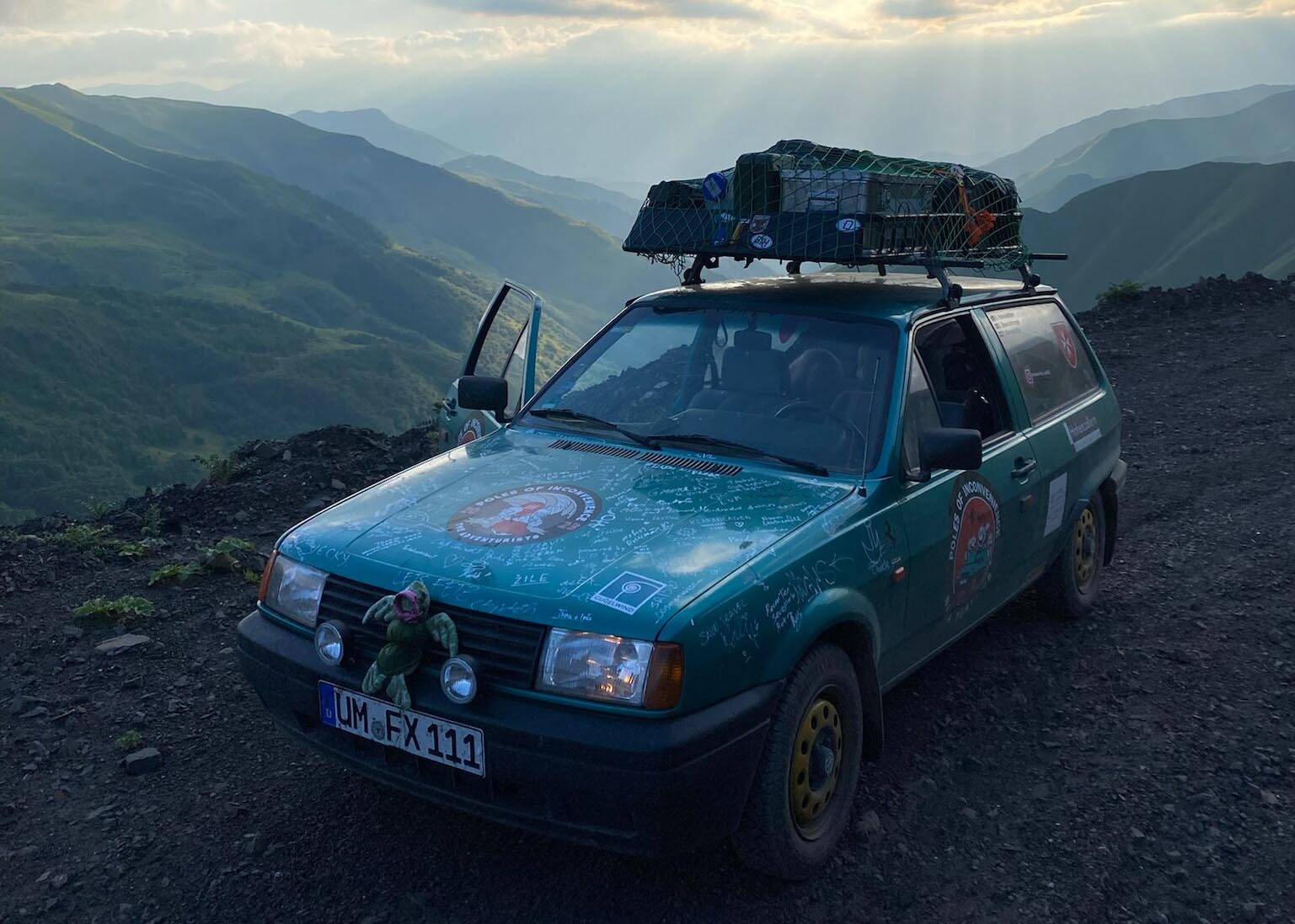 Georgien an der russischen Grenze: Der Pole of Inconvenience befand sich im wunderschönen Tal um Shatili. Foxy hatte sich wieder einmal im schweren Gelände bewiesen und das Team Ninja Turtles verlässlich nach Tbilisi gebracht.