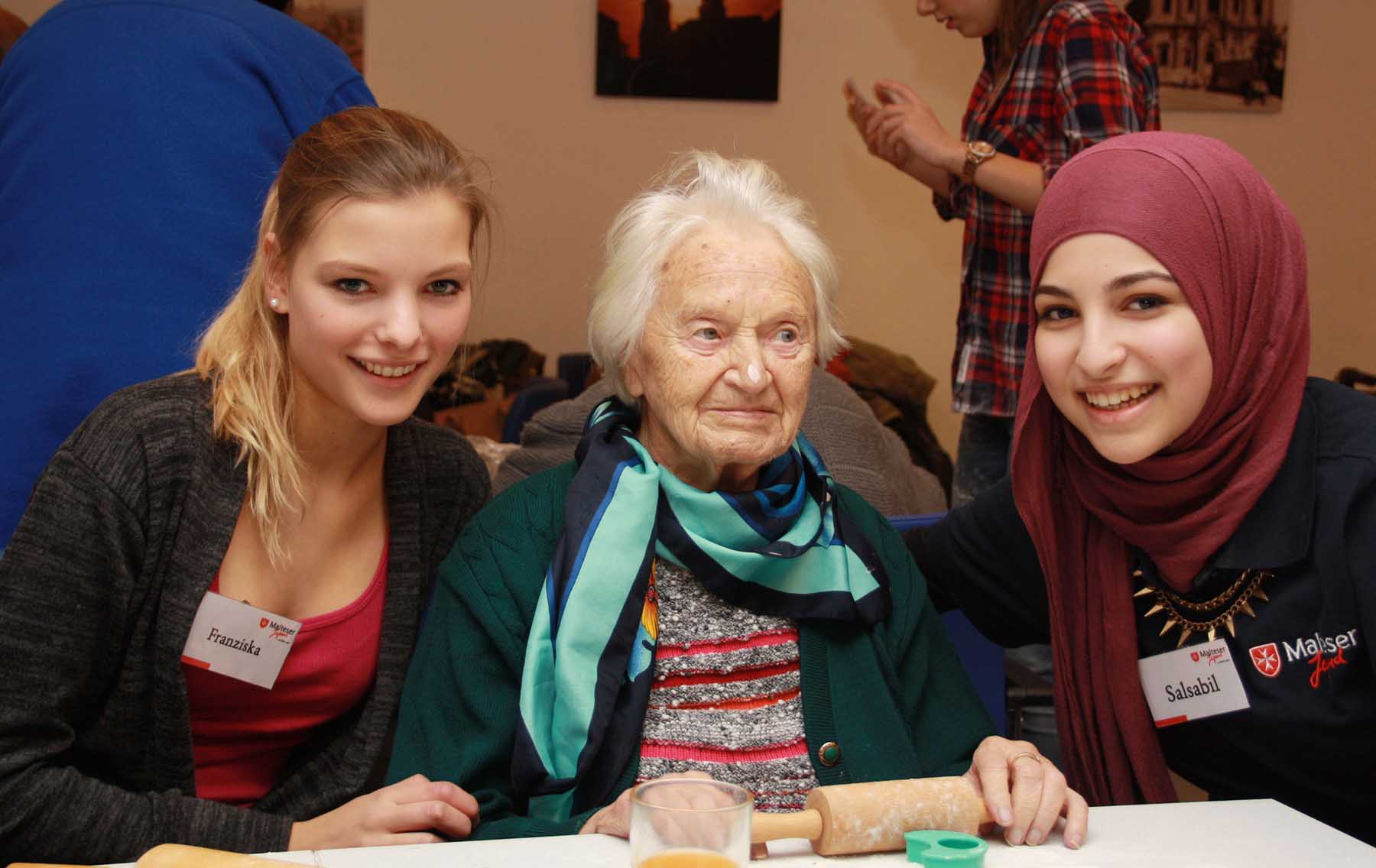 Zwei Junior-Demenzbegleiterinnen mit einer älteren Frau