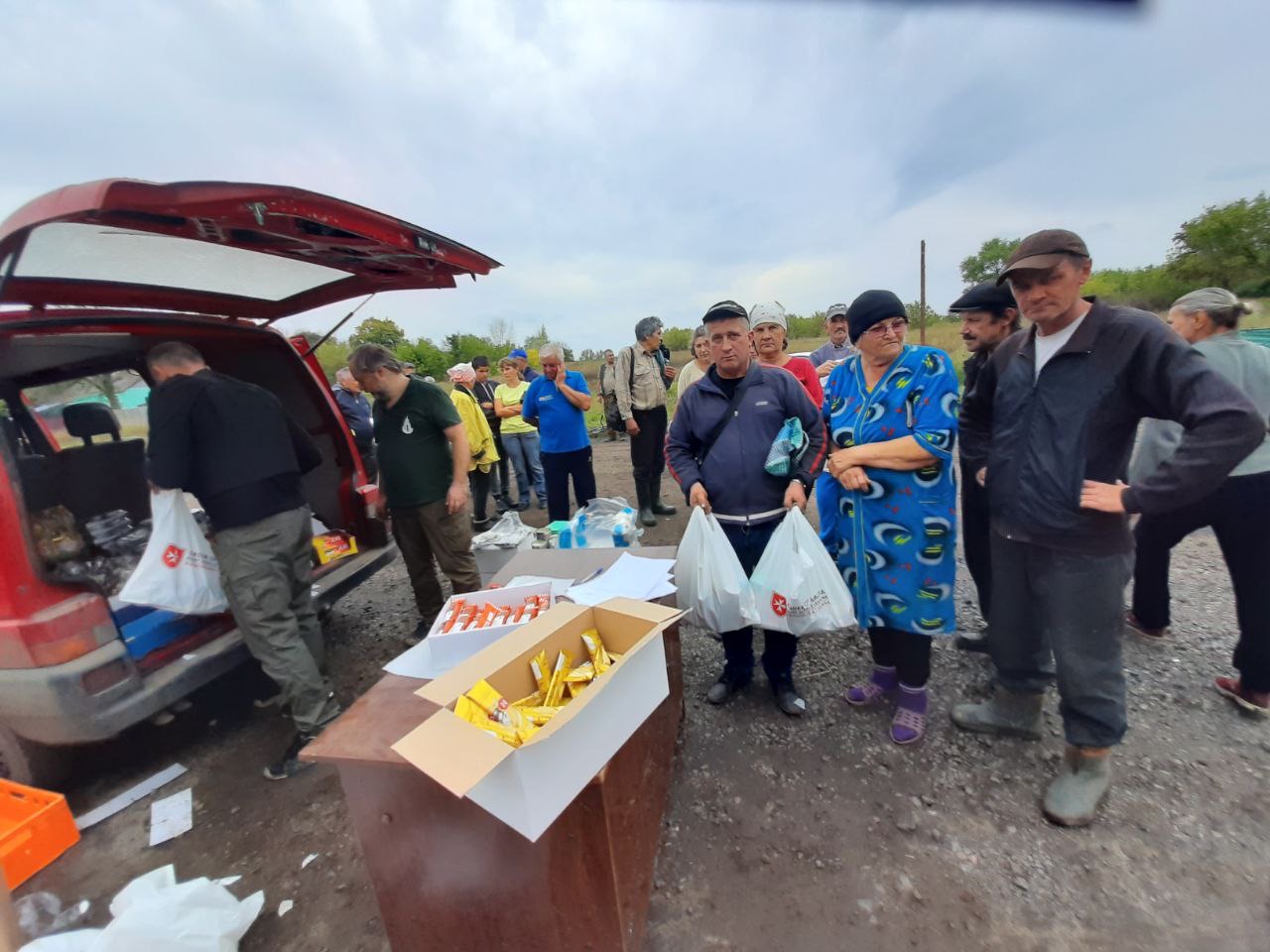 Malteser verteilen Lebensmittel in der Ukraine.