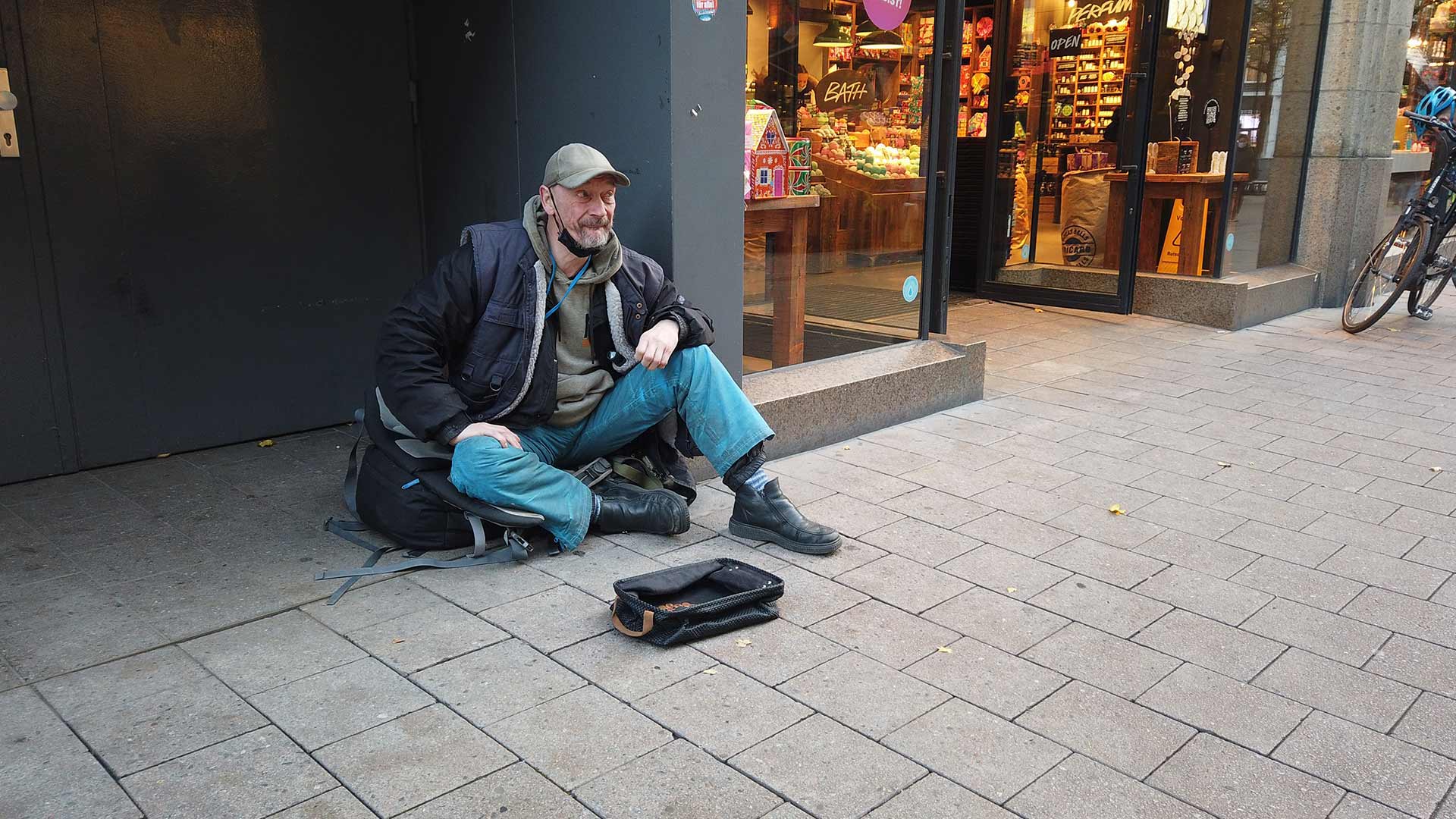 Obdachloser Mann auf der Straße