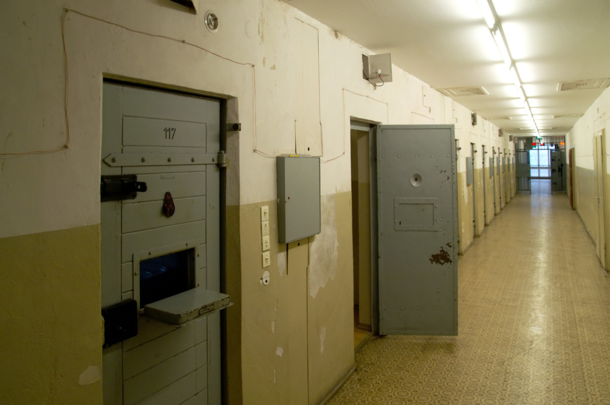 Ein Gefängnisflur mit verstärkten Zellentüren.