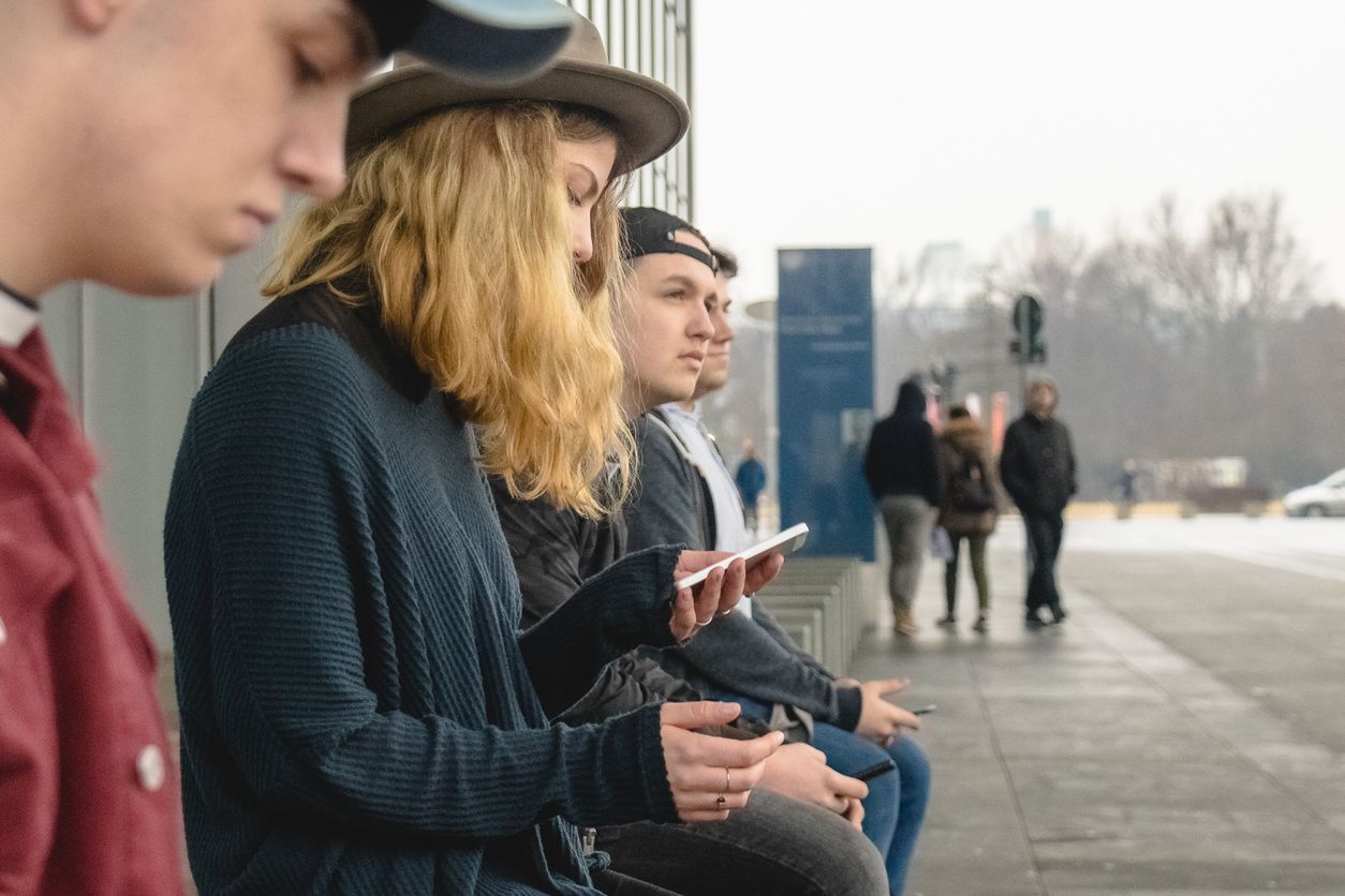 Junge Menschen auf einem Bürgersteig in Berlin