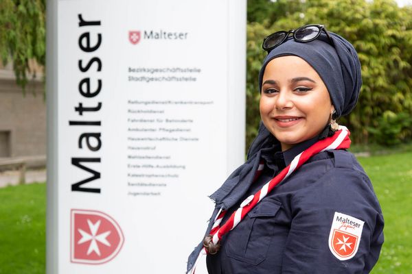 Nour Alfadel steht vor einem Malteser Schild