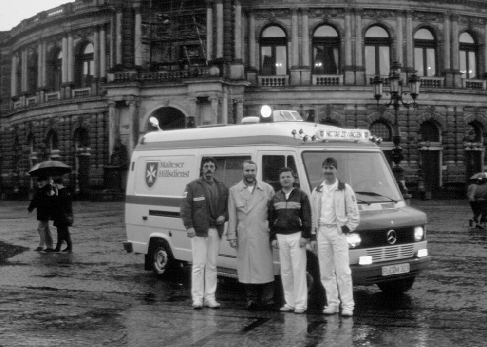 Mit einem ersten Krankentransportwagen für die Dienststelle Magdeburg beginnt am 1.9.1990 die Malteserarbeit in der Diözese Magdeburg.