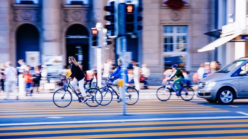 Radfahrerinnen und Radfahrer im Stadtverkehr