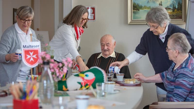 Im Malteser Cafe Malta finden Senioren und Seniorinnen mit Demenz einen Ort zum gemütlichen Beisammensein. 