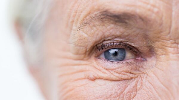 Nahaufnahme des Auges einer Seniorin.