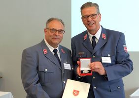 Georg Butscheid (links) erhielt die Verdienstplakette in Silber aus den Händen von Diözesangeschäftsführer Martin Rösler.