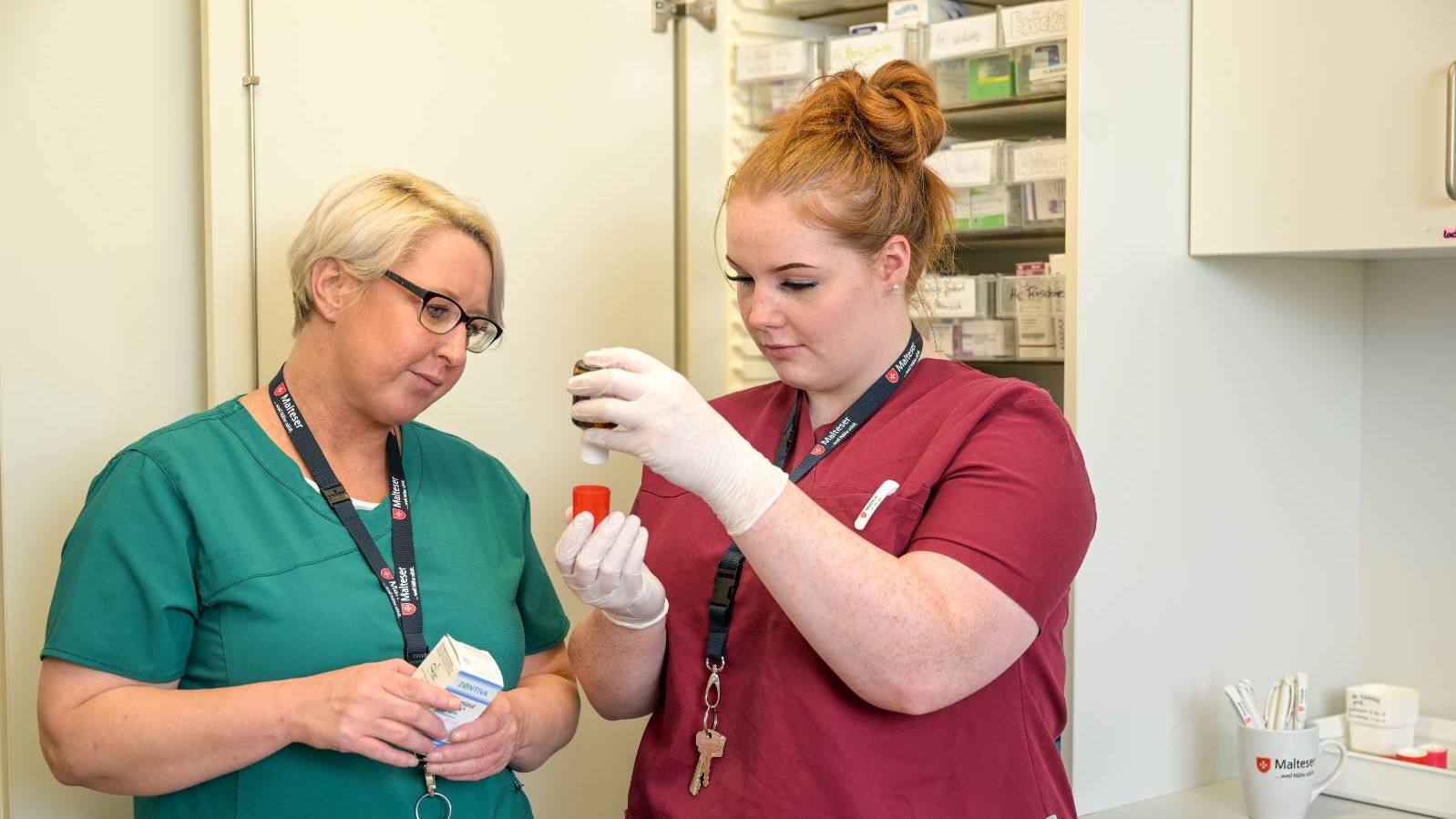  Zwei Gesundheits- und Krankenpflegerinnen bereiten Medikamente im Krankenhaus vor.