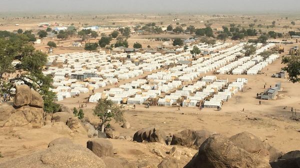 Ein Flüchtlingscamp in einer Wüstenlandschaft.