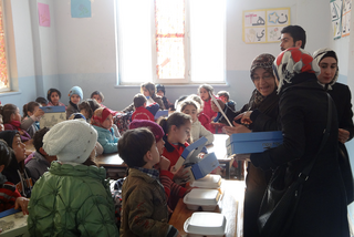 Winterkleidung wird an syrische Flüchtlingskinder verteilt