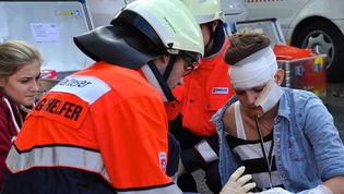 Malteser Helfer versorgt einen Verletzten. 