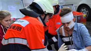 Malteser Helfer versorgt einen Verletzten. 