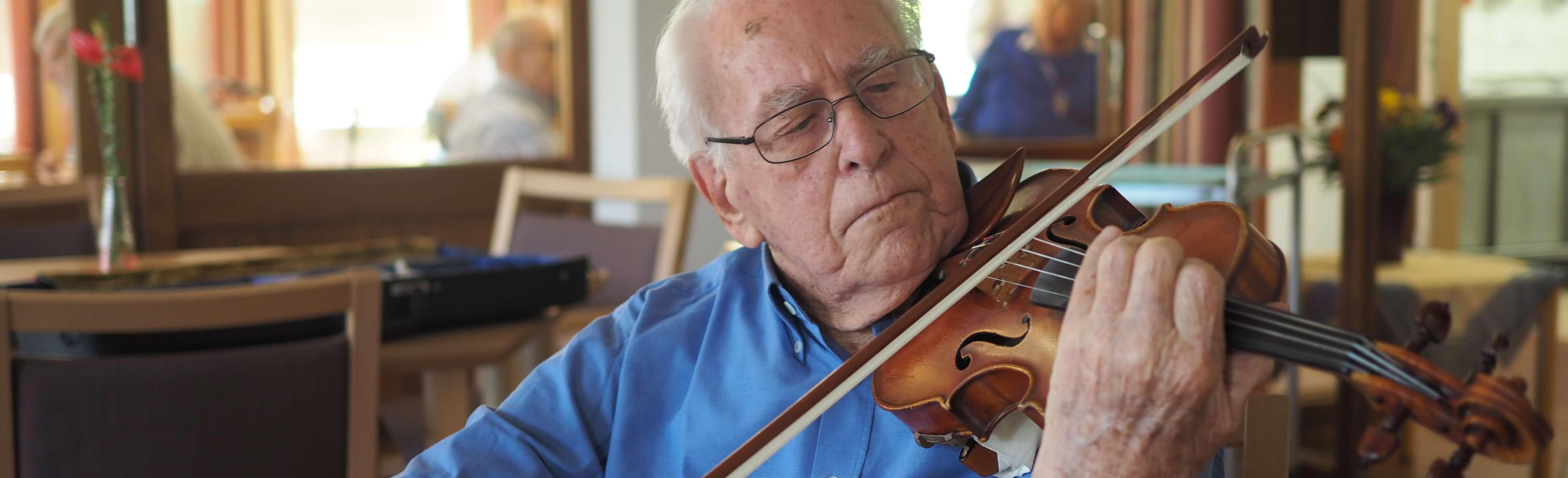 Professor Valdemar Prukner spielt Geige.