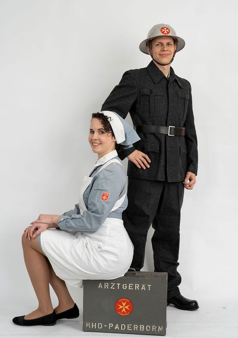 Eine Frau und ein Mann in historischer Dienstbekleidung des Malteser Hilfsdienstes