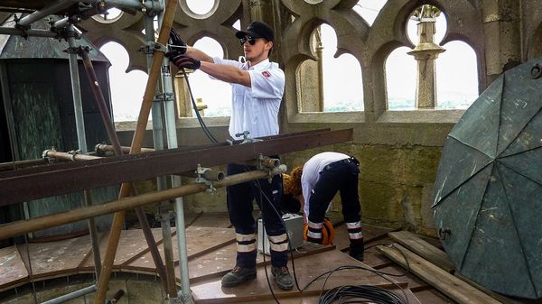 Junger Mann bei Reparaturarbeiten im Regensburger Dom