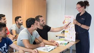 Malteser Mitarbeiterin unterrichtet in einem Klassenzimmer 