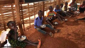 Die Nahrungsmittelhilfe aus dem Ausland sichert südsudanesischen Kindern das Überleben. Foto: Malteser