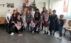 Gruppenkinder mit Halloween-Kostümen