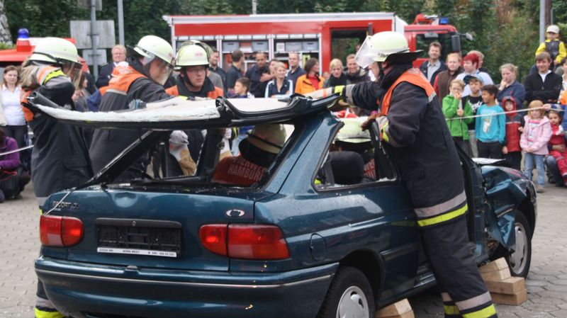 Feuerwehrleute bei einer Übung an einem Auto