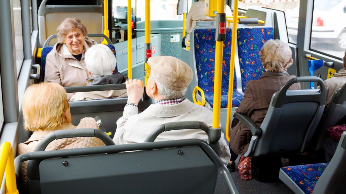 Eine Gruppe älterer Menschen in einem öffentlichen Bus.