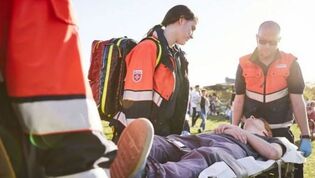 Ehrenamtliche versorgen einen Verletzten bei einem Sanitätsdiensteinsatz.