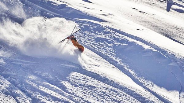Ein Skifahrer überschlägt sich auf einer Tiefschneepiste