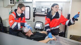 Malteser Notfallsanitäter im Rettungswagen