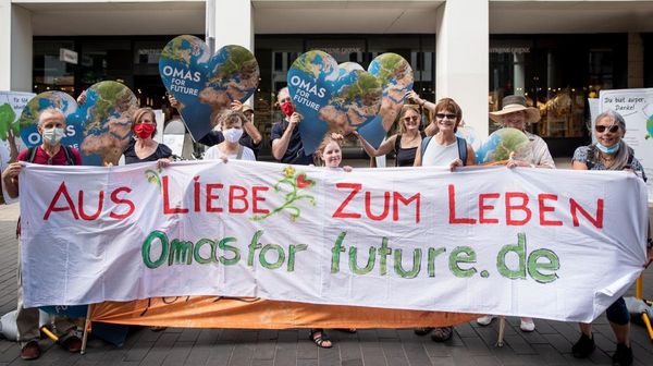 Demonstranten, die ein Banner mit der Aufschrift „Aus Liebe zum Leben omasforfuture.de“ halten.