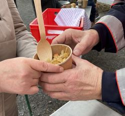 Hilfe den Bedürftigen... Ein Malteser Helfer übergibt eine Schale heiße Suppe