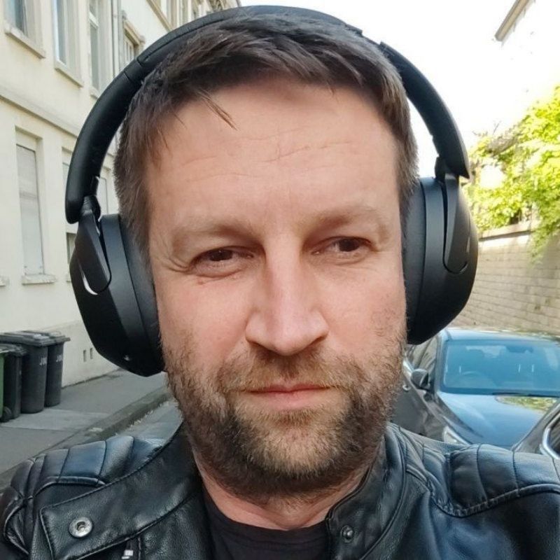 Selfie eines Mannes mit Kopfhörern und Lederjacke
