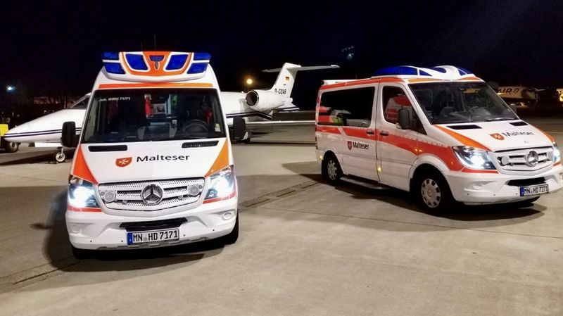 Ein Flugzeug und zwei Rettungsfahrzeuge auf einem Flugfeld