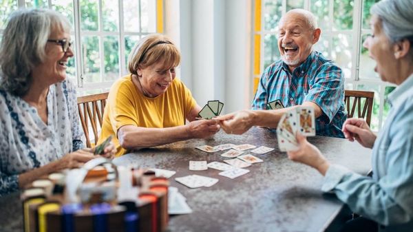 Es werden Senioren gezeigt, welche Kartenspiele spielen.