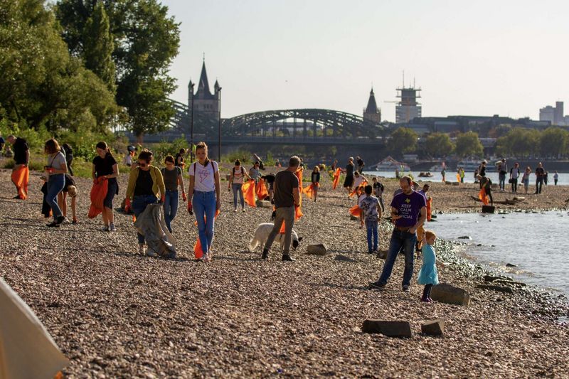 Müllsammler am Rheinufer 