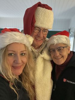 Passend zum Nikolaustag haben Christina Bergerhausen und ihr Team die liebevoll gepackten Tüten als Nikolaus verkleidet bei den Senioren und Seniorinnen vorbeigebracht. 