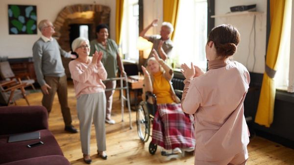 Gruppe tanzender ältere Menschen im Pflegeheim.