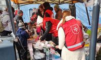 Malteser Helferinnen und Helfer am Bahnhof in Lviv versorgen Flüchtende. Foto: Malteser Ukraine