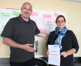 Prof. Dr. Andreas Archut und Annika Beschoner mit ihrer Berufungsurkunde. 