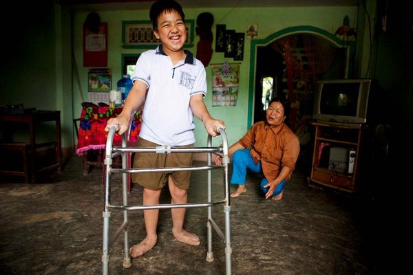 Junge mit Behinderung aus Vietnam mit Rolator