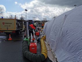 Technikhelfer beim Aufbau und der Einrichtung der Zelte